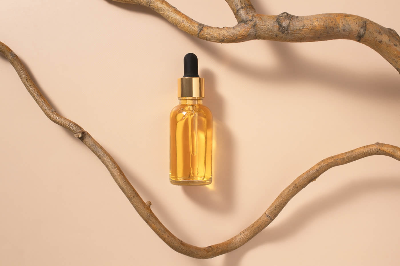 Huiles essentielles vs naturelles | Guide Rosaly Cosmetics
